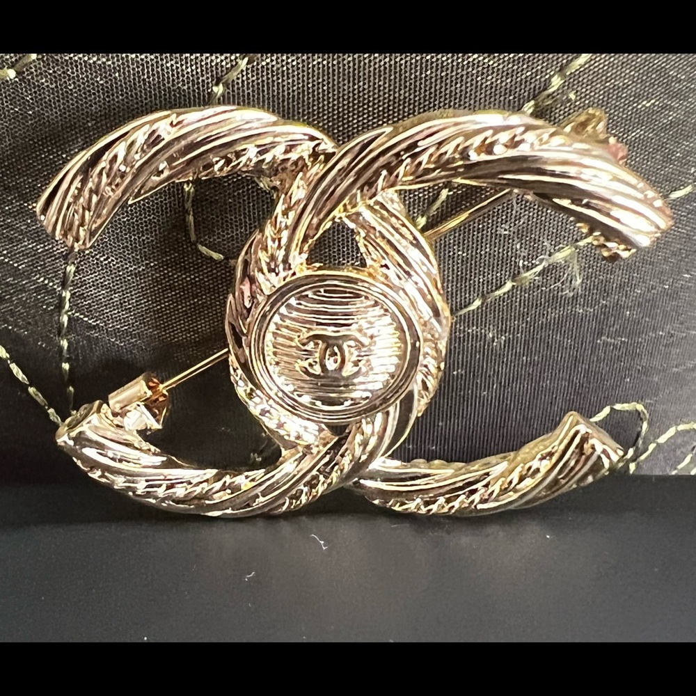 🌹STUNNING CHANEL BROACH - Picture 2 of 16